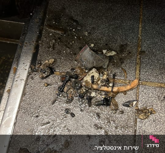 לכלוך ופסולת על רצפה ליד צינור